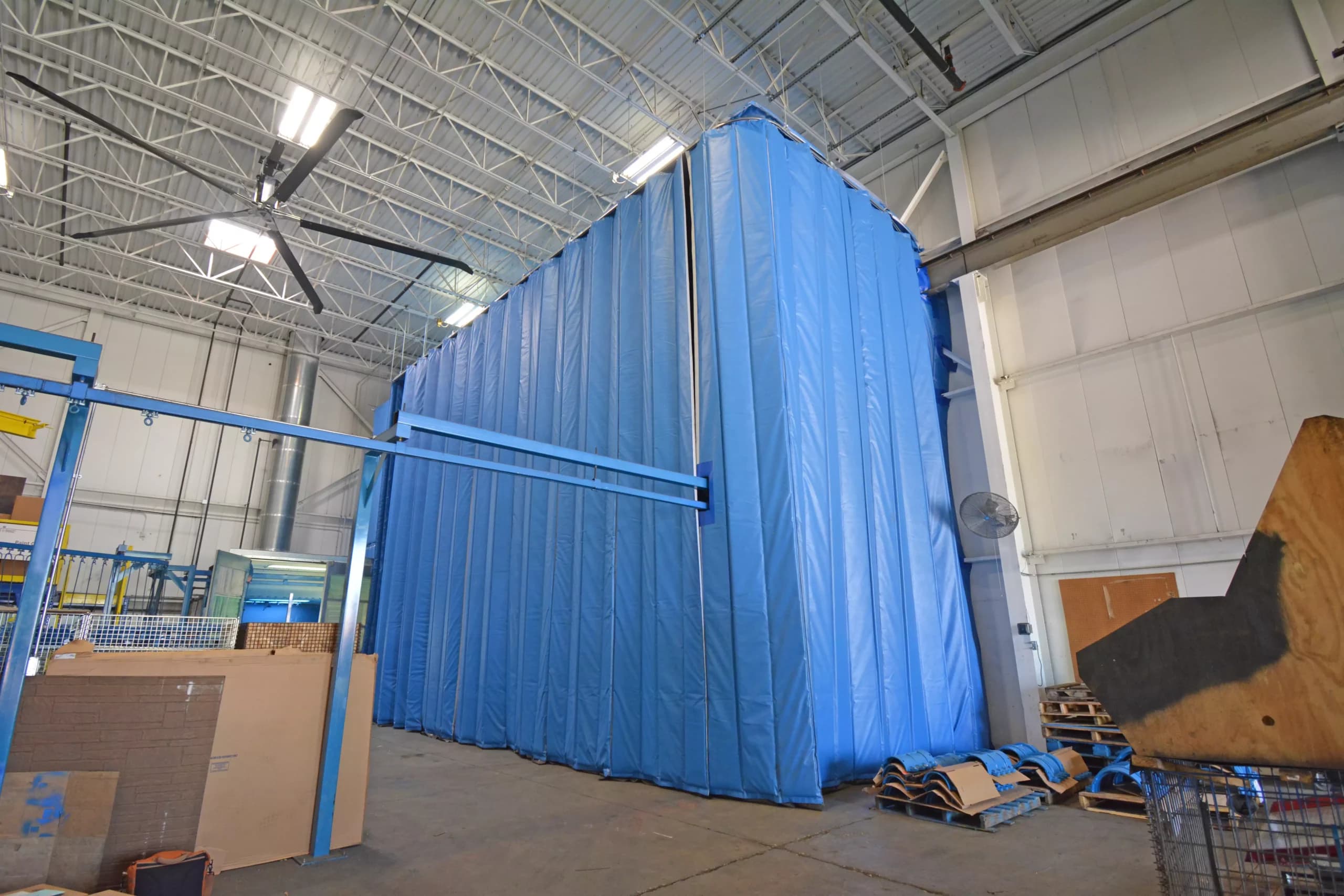 Insulated enclosure with ceiling